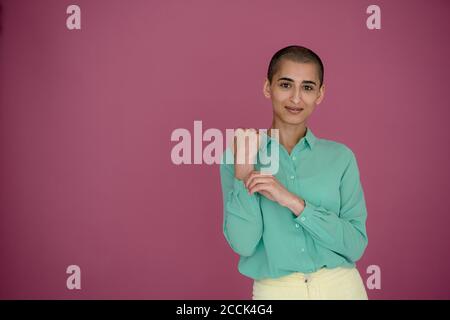 Porträt einer selbstbewussten Frau mit kurzen Haaren Stockfoto