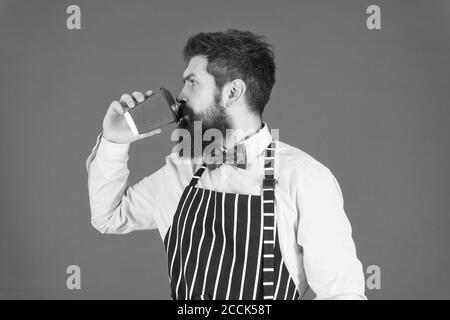 Mehr Kaffee. Ernst Barista trinken großen Latte. Professionelle Kellner oder Barkeeper servieren Kaffee. Brutal Kaffeemaschine. Porträt von bärtigen Barista stehen im Café. Barista gutaussehende Arbeiter. Stockfoto