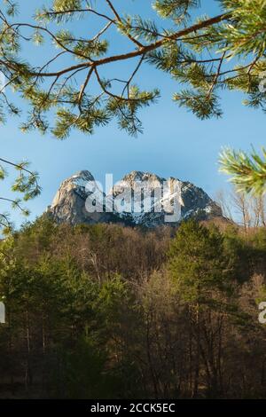 Der ikonische katalanische Pedraforca Berg, bedeckt mit Schnee, und taucht aus dem Wald Tal. Stockfoto