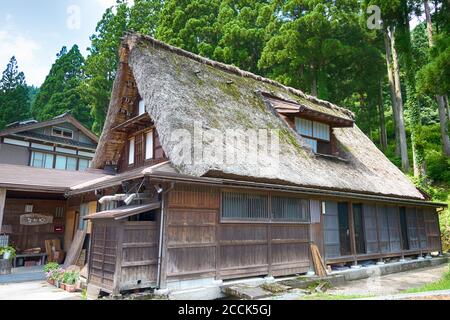 Nanto, Japan - Gassho-zukuri Häuser in Ainokura Dorf, Gokayama Gegend, Nanto Stadt, Toyama Präfektur, Japan. UNESCO-Weltkulturerbe. Stockfoto