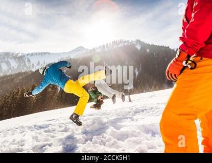 Gruppe unbeschwerter Freunde, die im Schnee spielen und Spaß haben, Achenkirch, Österreich Stockfoto