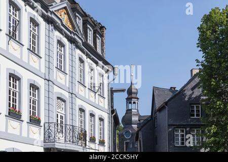 Deutschland, Nordrhein-Westfalen, Monschau, Häuser rund um die Altstadt Stockfoto