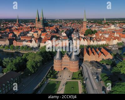 Deutschland, Schleswig-Holstein, Lübeck, Luftaufnahme Holstentor bei Dämmerung Stockfoto