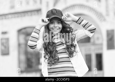 Kleiden Sie sich wie echte Hipster. Happy Kind genießen Hipster-Stil. Kleine Hipster tragen Baseball-Cap im Freien. Hipster Look von kleinen Mädchen. Modeaccessoire. Modischer Stil. Streetwear. Funky Schönheit. Stockfoto