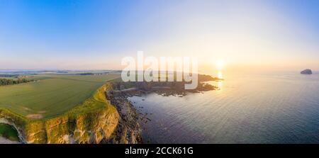 Drohnenaufnahme von Tantallon Castle auf See gegen klaren Himmel bei Sonnenuntergang, East Lothian, Schottland Stockfoto