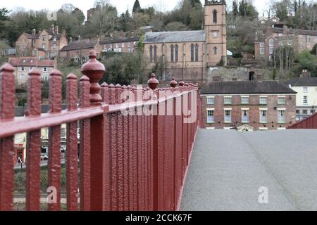 Geländer mit Blick über die Eisenbrücke zur St. Lukes Kirche Stockfoto