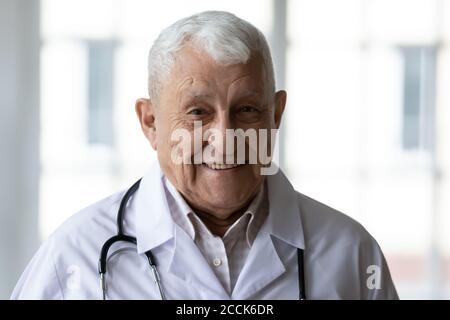 Porträt von erfahrenen erfahrenen erfahrenen vertrauensvollen älteren 70er Jahre Hausarzt. Stockfoto
