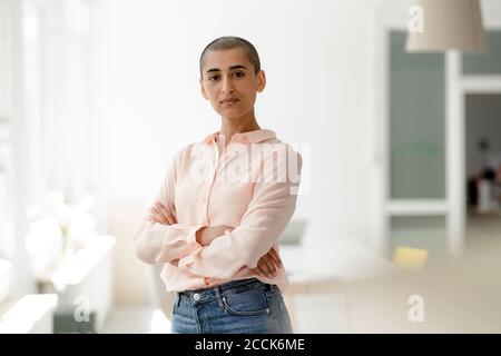 Portrait von einer Frau in einem Loft Stockfoto