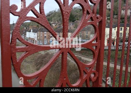 Blick durch die Geländer in der Mitte der Ironbridge Richtung Wharfage Stockfoto