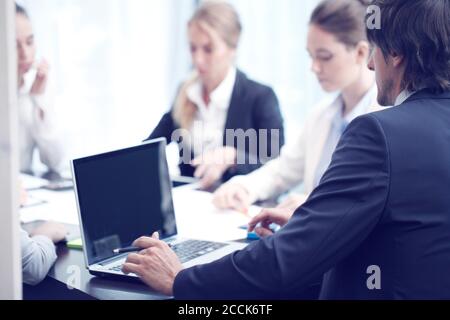 Geschäftsleute mit Laptop bei Treffen im Büro Stockfoto