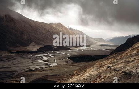 Indien, Ladakh, Wolken über schmalen Strom fließt über Tal im Himalaya Stockfoto