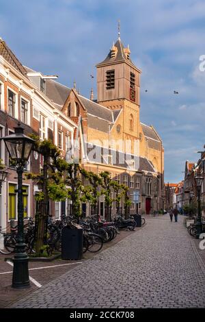 Niederlande, Südholland, Leiden, Kopfsteinpflasterstraße vor der Hooglandse Kerk Kathedrale Stockfoto