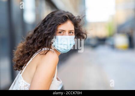 Nahaufnahme einer jungen Frau mit Maske in der Stadt Stockfoto