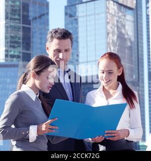 Porträt des Business Teams außerhalb Büro auf Wolkenkratzer-Hintergrund Stockfoto