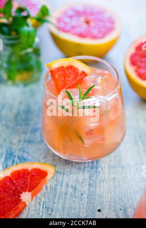 Ein Glas frischen Grapefruitsaft und Grapefruits Stockfoto