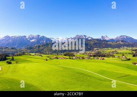 Deutschland, Bayern, Drohne Blick auf den klaren Himmel über Tannheimer Berge und Dörfer in den Voralpen Stockfoto