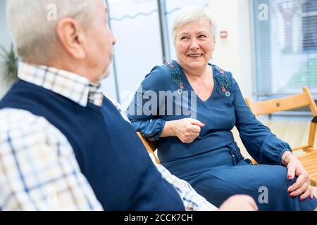 Senioren, die an einer Gruppenveranstaltung im Altersheim teilnehmen Stockfoto