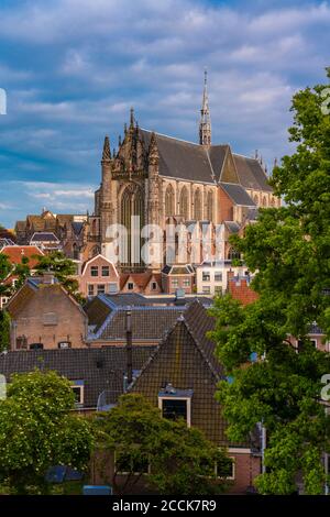 Niederlande, Südholland, Leiden, Häuser vor der Hooglandse Kerk Kathedrale Stockfoto