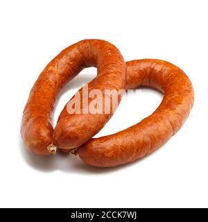 Zwei Ringe von geräucherter Rinderwurst isoliert auf weißem Hintergrund. Stockfoto