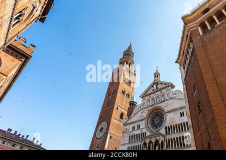 Italien, Provinz Cremona, Cremona, klarer Himmel über dem Baptisterium Cremona und dem Glockenturm von Torrazzo Stockfoto