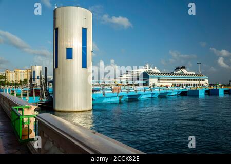 Angedockt Kreuzfahrtschiff, die Altstadt von San Juan, Puerto Rico Stockfoto