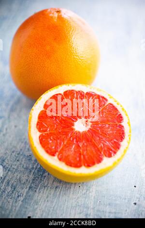 Frisch gehackte Grapefruit auf Holz Stockfoto