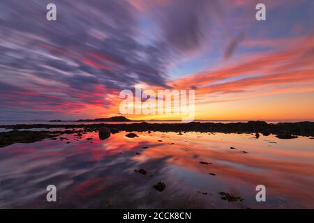 Großbritannien, Schottland, Yellowcraigs Beach bei stimmungsvollen Sonnenuntergängen Stockfoto