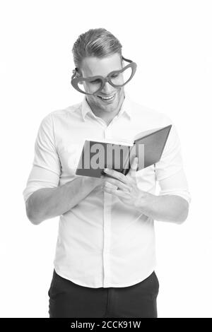 In die Poesie verliebt. Student mit Buch. Romantischer Autor. Lehrer lustiger Kerl. Student liest. Buchfreund mit niedlicher Brille. Mann mit Buch. Lernen Sie hart. Bookworm und Bibliothekskonzept. Stockfoto