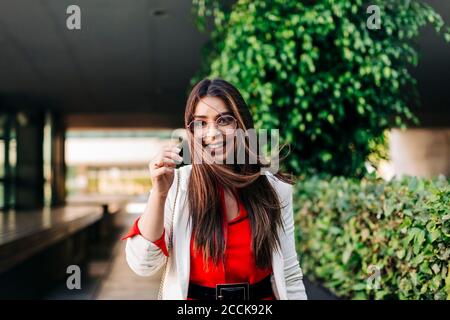 Porträt der lächelnde junge Frau mit Brille Stockfoto