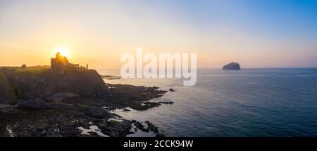 Luftaufnahme der Silhouette Tantallon Castle auf See gegen klaren Himmel bei Sonnenuntergang, East Lothian, Schottland Stockfoto