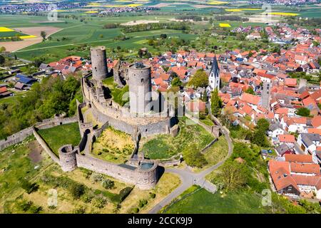 Deutschland, Hessen, Munzenberg, Hubschrauberblick über Schloss Munzenberg und das umliegende Dorf im Sommer Stockfoto