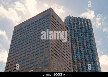 Miami, USA - 29. Februar 2016: Betonbau am bewölkten Himmel. Wolkenkratzer oder Türme. Gebäudekonstruktion. Architektur und Konstruktion. Architekturtechnik. Öffentlicher Wohnungsbau. Stockfoto