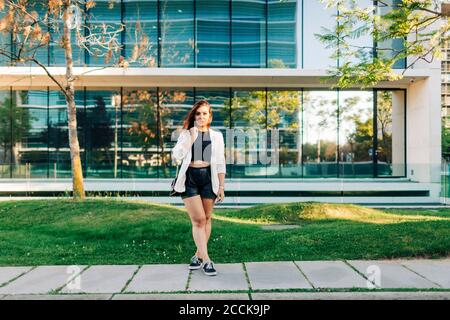 Junge Frau, Blick in die Kamera Stockfoto