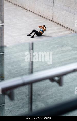 Junge Frau während des Trainings auf dem Platz Stockfoto