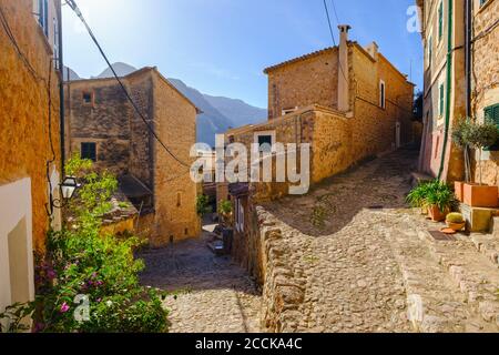 Spanien, Mallorca, Fornalutx, Alley im alten Dorf Stockfoto