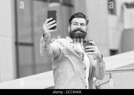 Online chatten und mit Freunden treffen. Bärtiger Mann chatte online über Handy. Online-Meeting. Audio- oder Videokonferenzen auf mobilen Geräten. Online-Videoanruf. Smartphone-Kommunikation. Stockfoto