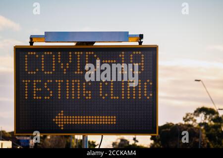 Covid-19 Testing Klinik digitale Straßenschild in South Australia Stockfoto