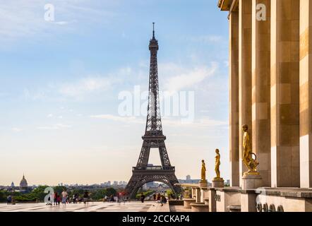 Eiffel-Turm gegen bewölktem Himmel, Paris, Frankreich Stockfoto