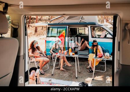 Frauen mit Schutzmasken während ihrer Reise mit dem Camper Stockfoto