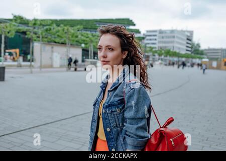 Junge Frau, die zu Fuß in die Stadt Stockfoto