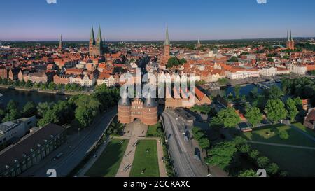 Deutschland, Schleswig-Holstein, Lübeck, Luftaufnahme Holstentor bei Dämmerung Stockfoto