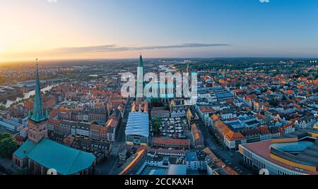 Deutschland, Schleswig-Holstein, Lübeck, Luftaufnahme der Altstadt bei Sonnenuntergang Stockfoto