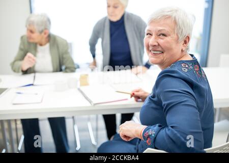 Gruppe von aktiven Senioren Teilnahme Senioren Bildungskurs Stockfoto