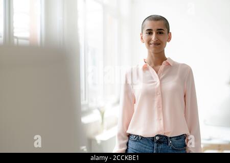 Porträt einer selbstbewussten Frau in einem Loft Stockfoto