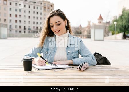 Studentinnen studieren am Tisch auf dem Universitätscampus Stockfoto