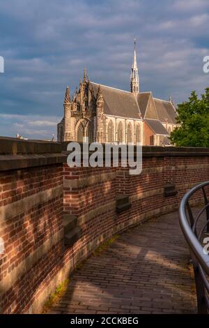 Niederlande, Südholland, Leiden, Hooglandse Kerk Kathedrale von Burg van Leiden aus gesehen Stockfoto