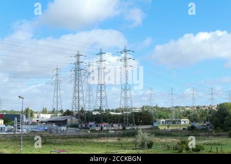 Frankreich 22. August 2020. Gruppe von elektrischen Pylonen, Hochspannungsleitungen. Deckenkabel, die Strom in die Städte transportieren. Stockfoto