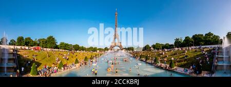 Panoramablick auf den Eiffelturm und die Abkühlung der Menschen im Trocadero-Brunnen, Paris, Frankreich Stockfoto