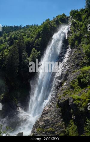 Italien, Südtirol, Partschins, Partschinser Wasserfall plätschert über die Klippen Stockfoto