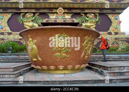 Eine riesige Schüssel mit Wasser und goldenen Inschriften in ravangla Park von Sikkim, selektive Fokussierung Stockfoto